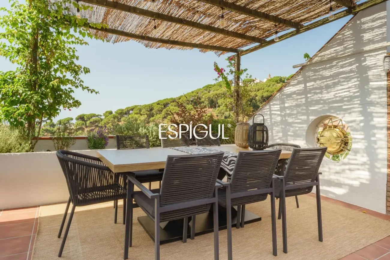 Casa de estilo mediterráneo con vistas al mar y piscina climatizada en Sant Andreu de Llavaneres