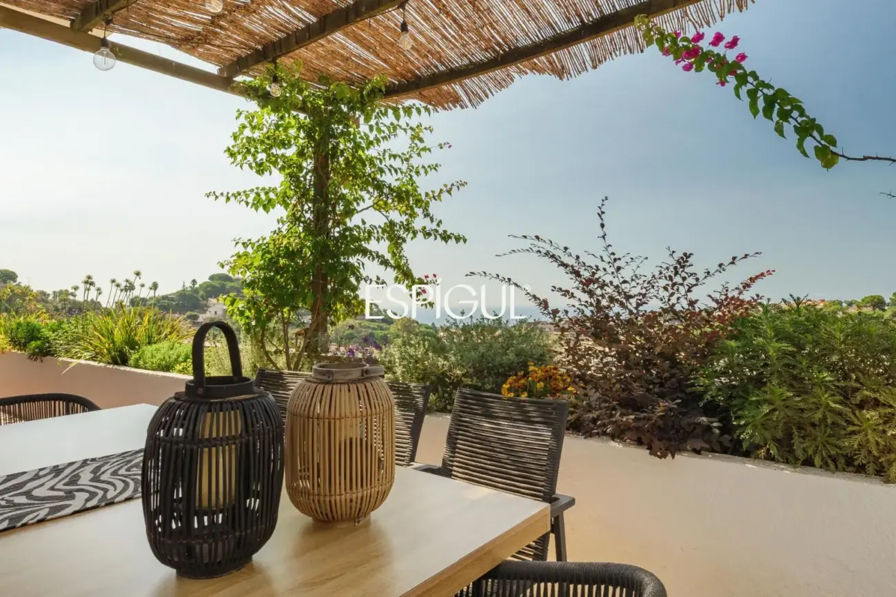 Casa de estilo mediterráneo con vistas al mar y piscina climatizada en Sant Andreu de Llavaneres