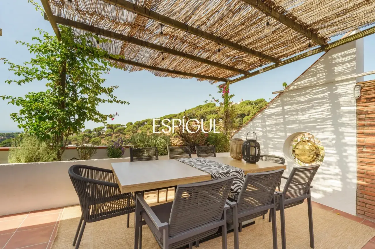 Casa de estilo mediterráneo con vistas al mar y piscina climatizada en Sant Andreu de Llavaneres