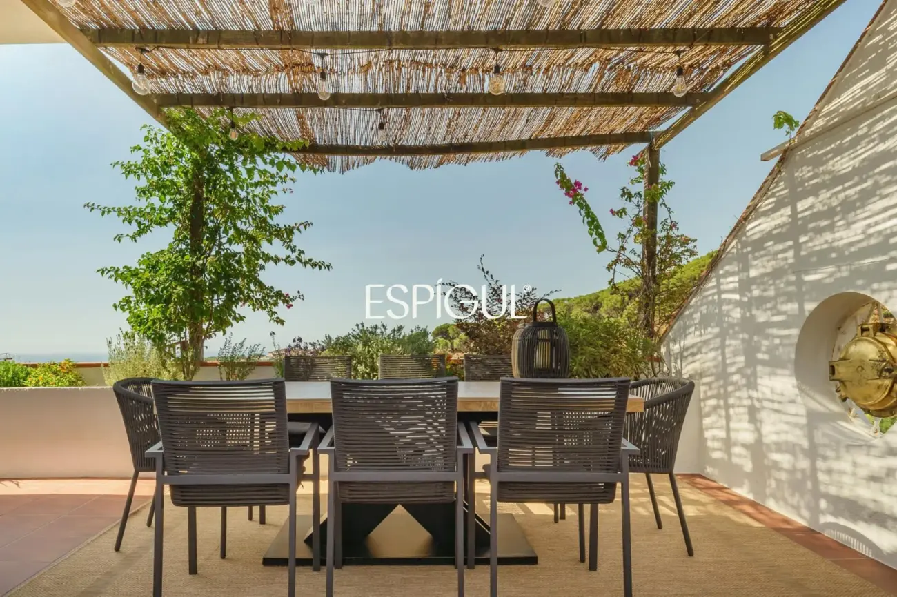 Casa de estilo mediterráneo con vistas al mar y piscina climatizada en Sant Andreu de Llavaneres