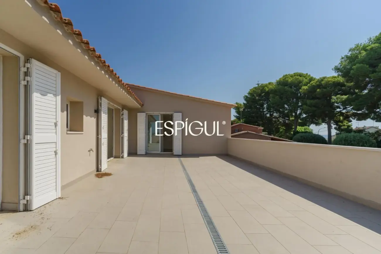 Casa reformada con piscina, 5 dormitorios y gran parcela plana en Sant Andreu de Llavaneres