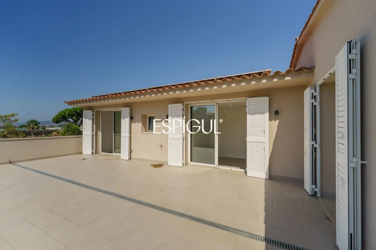Casa reformada con piscina, 5 dormitorios y gran parcela plana en Sant Andreu de Llavaneres