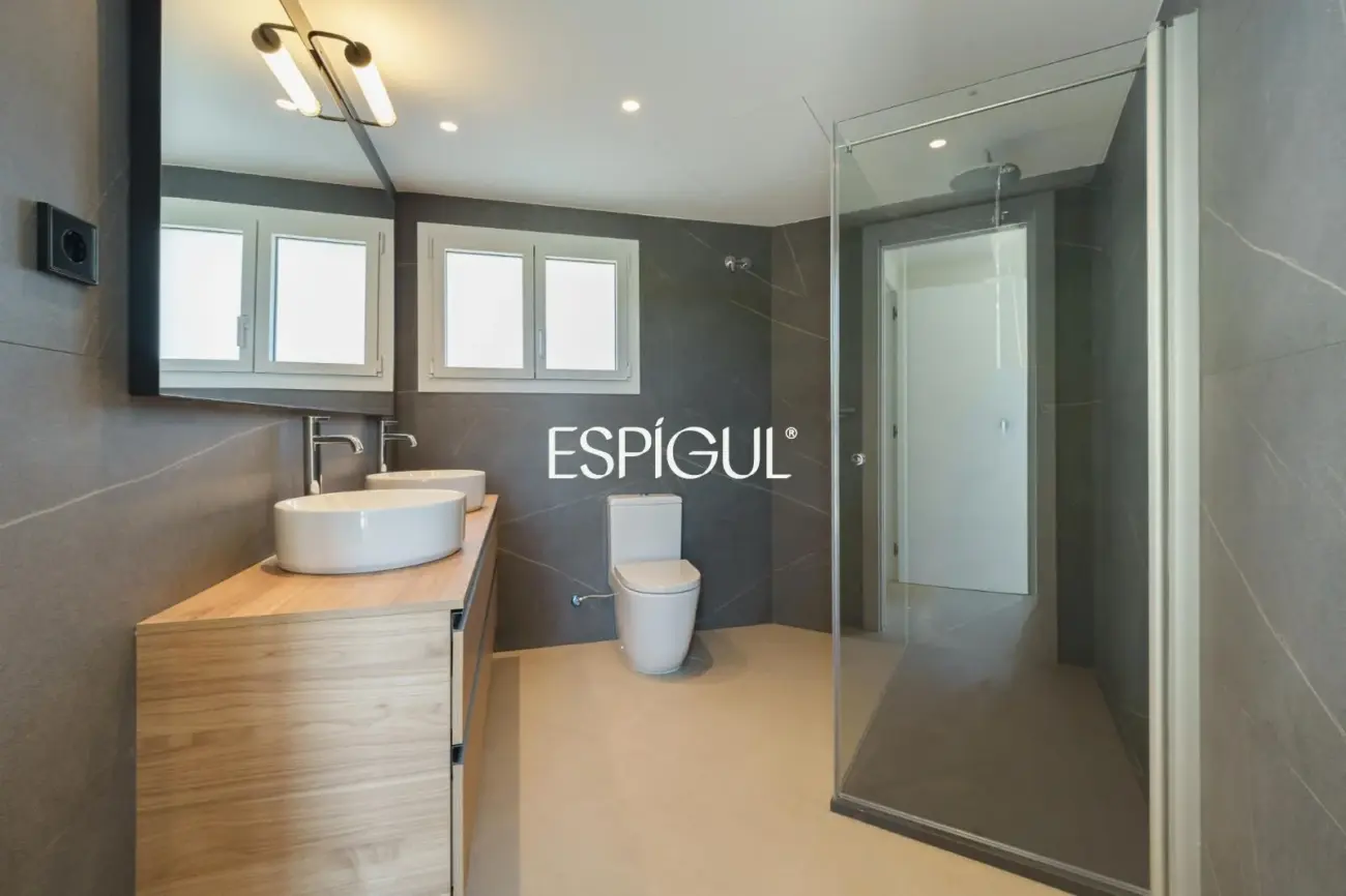 Casa reformada con piscina, 5 dormitorios y gran parcela plana en Sant Andreu de Llavaneres