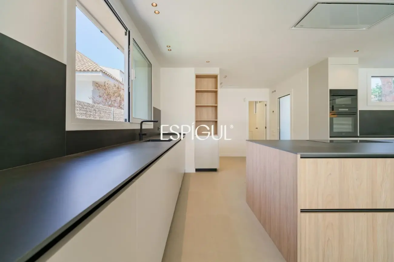 Casa reformada con piscina, 5 dormitorios y gran parcela plana en Sant Andreu de Llavaneres