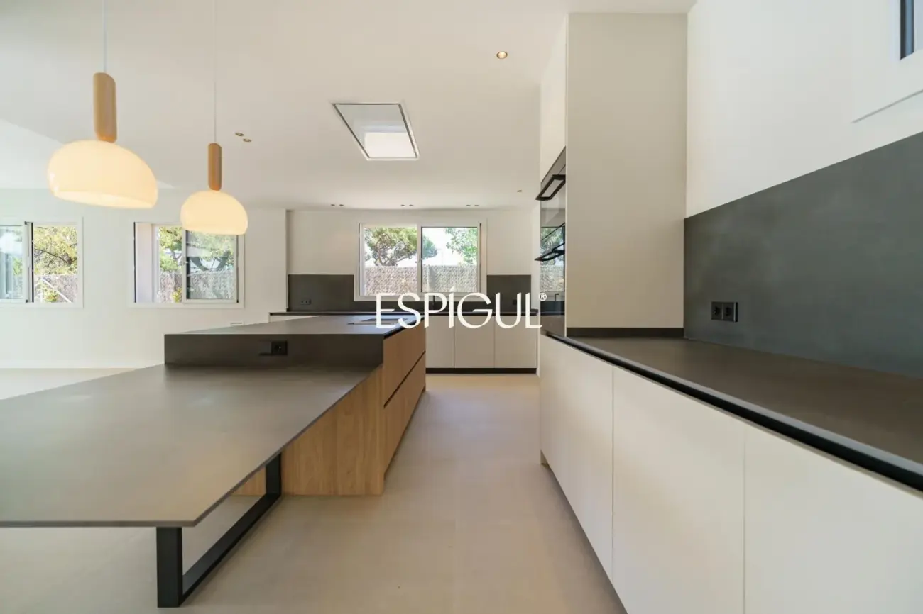 Casa reformada con piscina, 5 dormitorios y gran parcela plana en Sant Andreu de Llavaneres