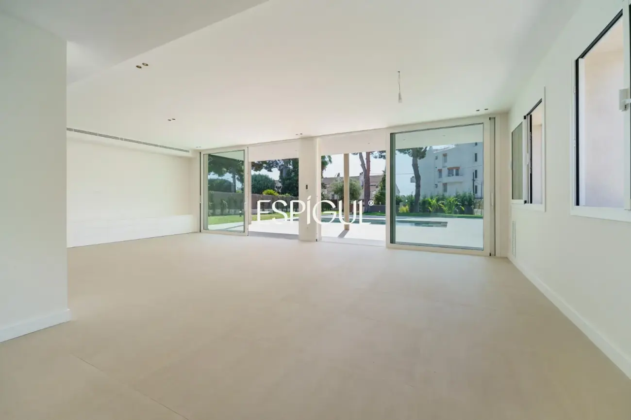 Casa reformada con piscina, 5 dormitorios y gran parcela plana en Sant Andreu de Llavaneres
