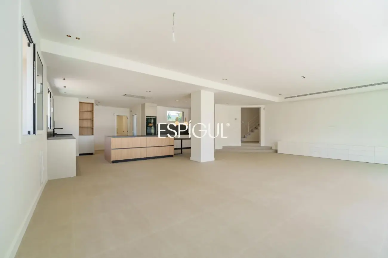 Casa reformada con piscina, 5 dormitorios y gran parcela plana en Sant Andreu de Llavaneres