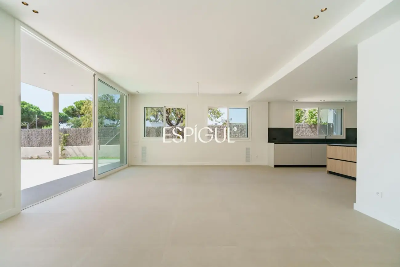 Casa reformada con piscina, 5 dormitorios y gran parcela plana en Sant Andreu de Llavaneres