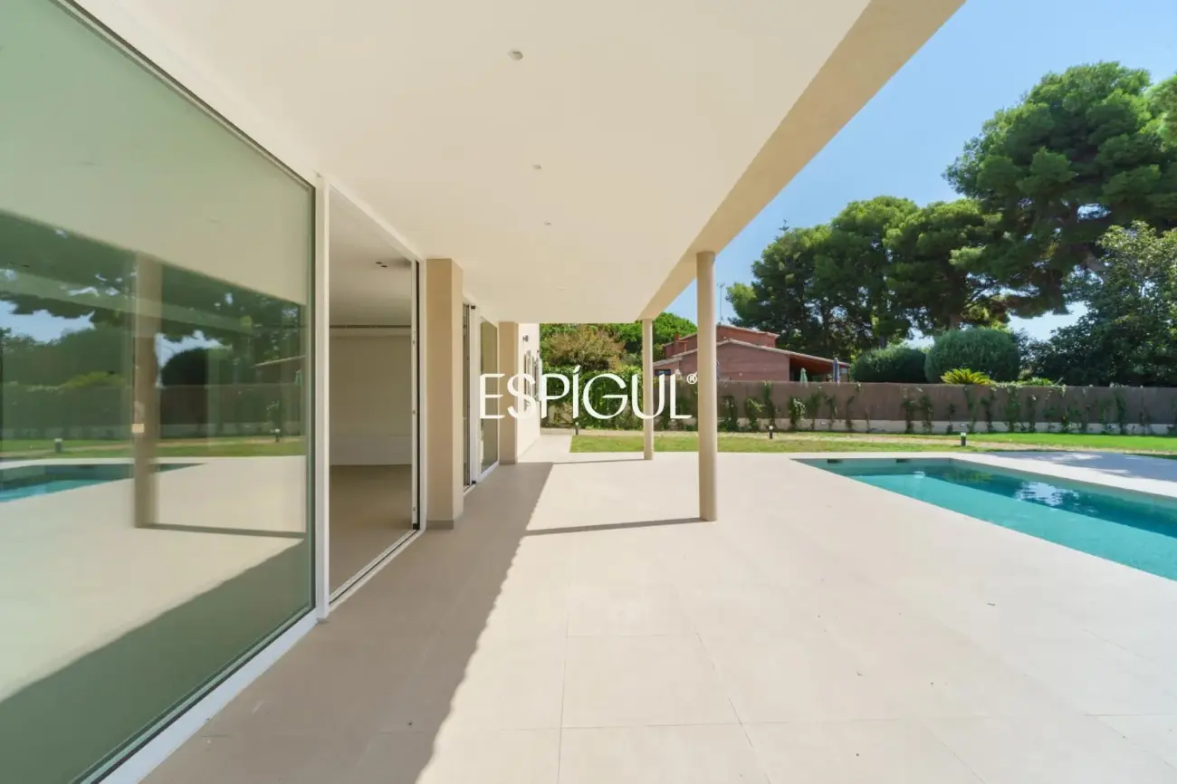 Casa reformada con piscina, 5 dormitorios y gran parcela plana en Sant Andreu de Llavaneres