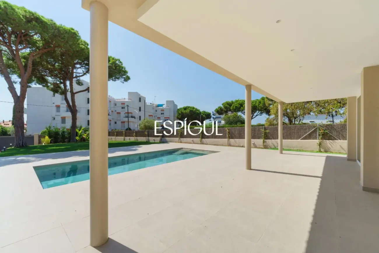 Casa reformada con piscina, 5 dormitorios y gran parcela plana en Sant Andreu de Llavaneres