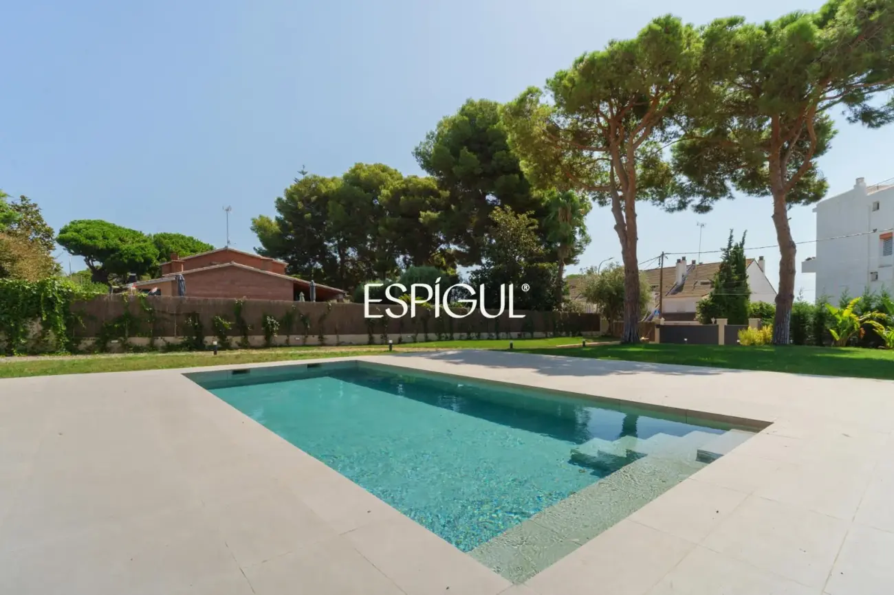 Casa reformada con piscina, 5 dormitorios y gran parcela plana en Sant Andreu de Llavaneres