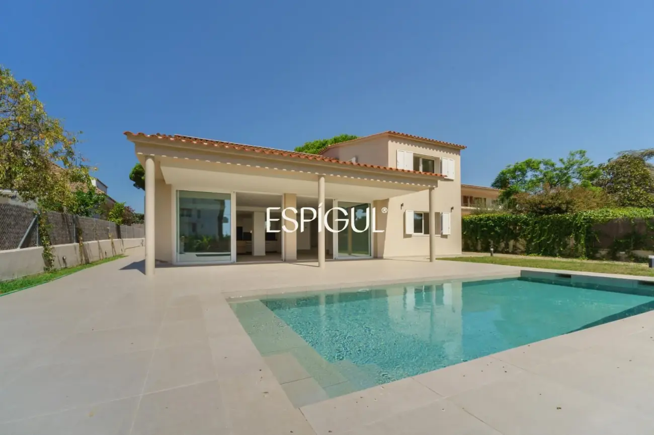 Casa reformada con piscina, 5 dormitorios y gran parcela plana en Sant Andreu de Llavaneres
