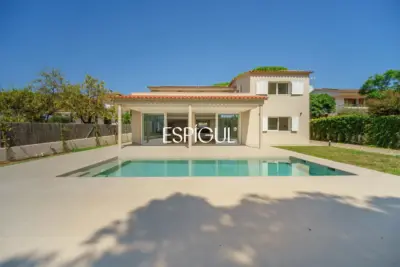 Casa reformada con piscina, 5 dormitorios y gran parcela plana en Sant Andreu de Llavaneres