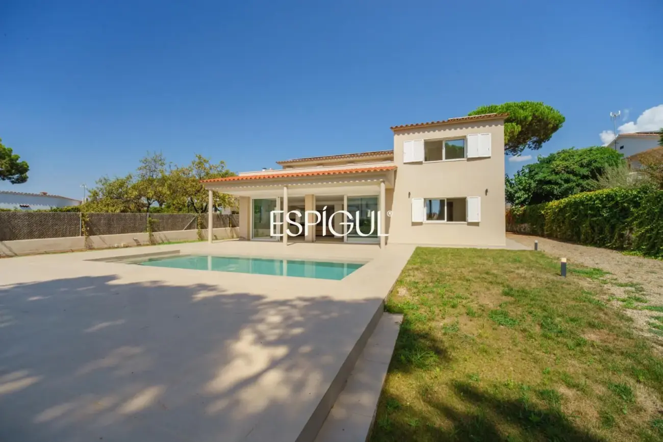 Casa reformada con piscina, 5 dormitorios y gran parcela plana en Sant Andreu de Llavaneres