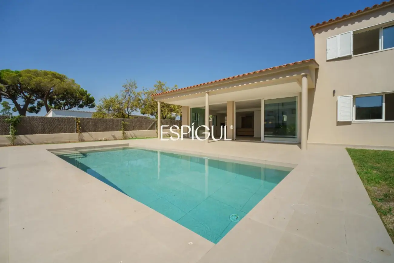 Casa reformada con piscina, 5 dormitorios y gran parcela plana en Sant Andreu de Llavaneres