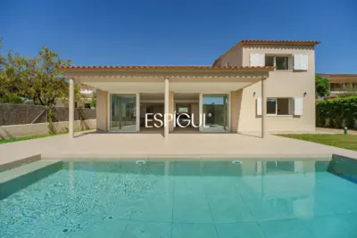 Casa reformada con piscina, 5 dormitorios y gran parcela plana en Sant Andreu de Llavaneres