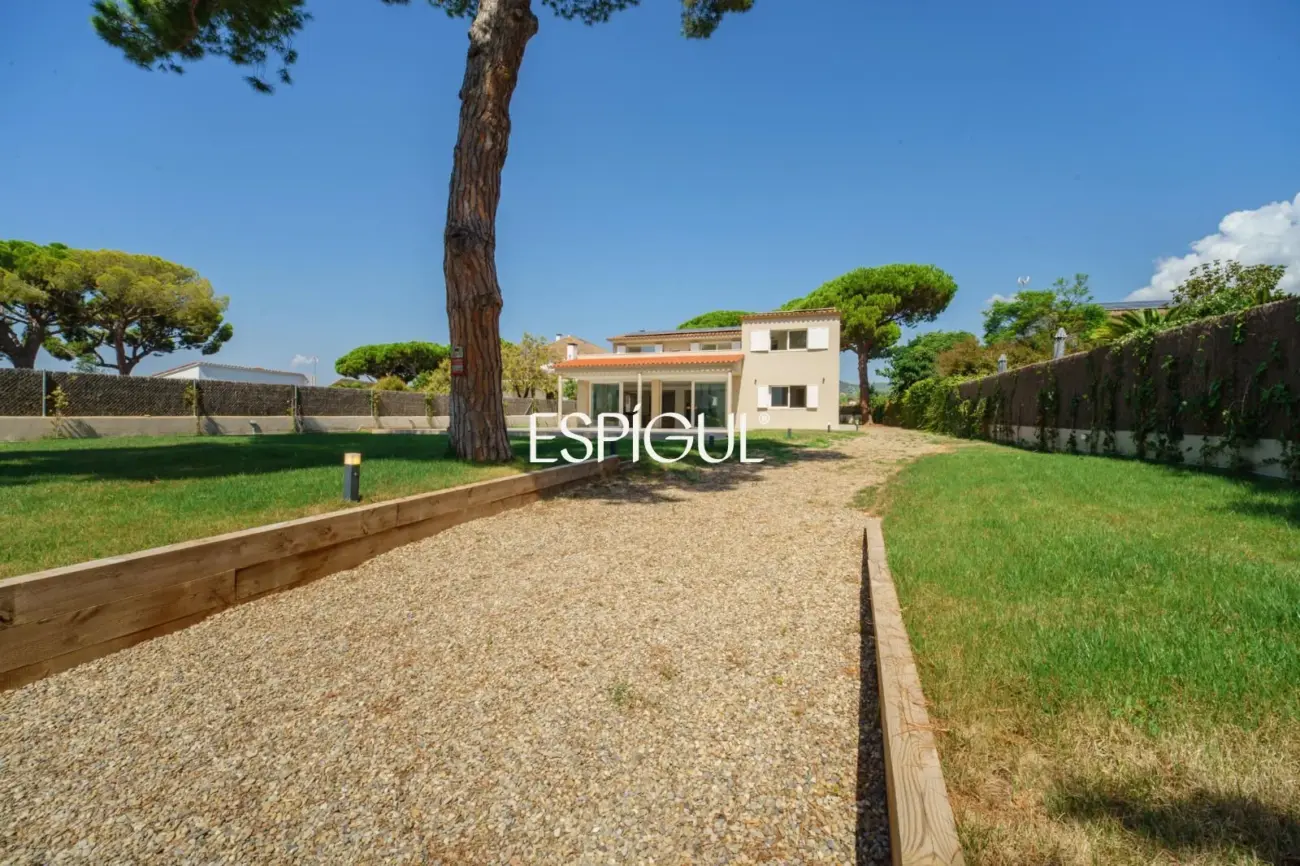 Casa reformada con piscina, 5 dormitorios y gran parcela plana en Sant Andreu de Llavaneres