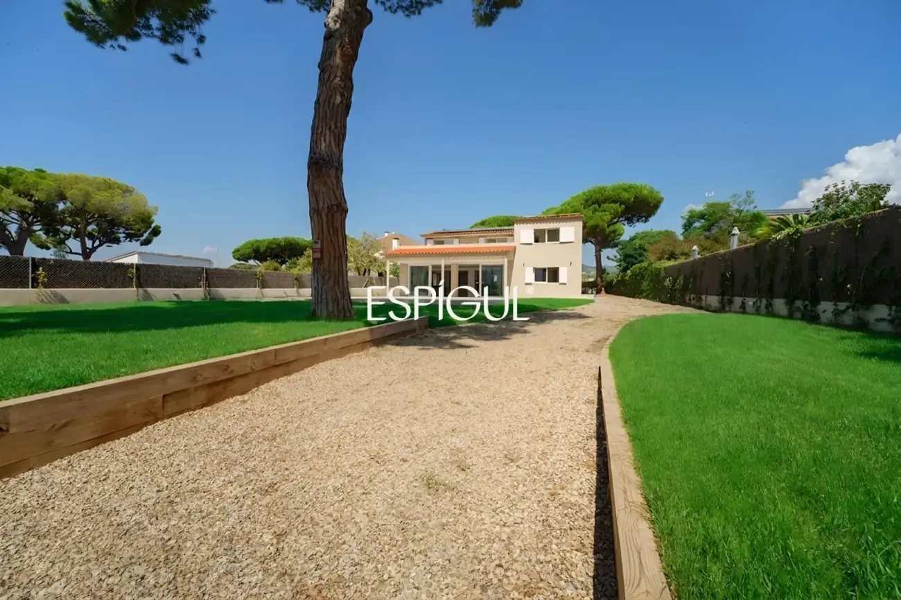 Renovated house with pool, 5 bedrooms and large flat plot in Sant Andreu de Llavaneres