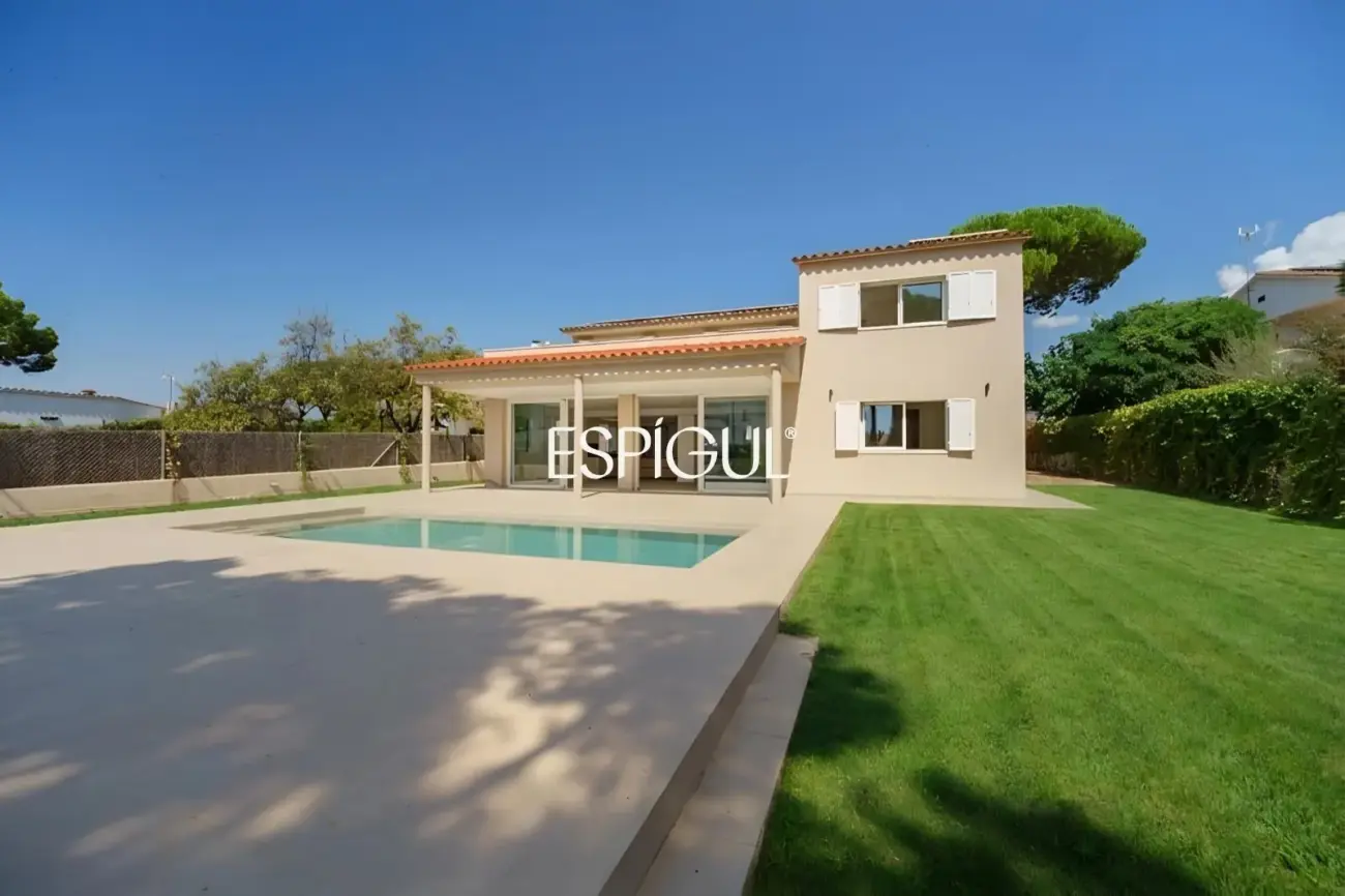 Casa reformada con piscina, 5 dormitorios y gran parcela plana en Sant Andreu de Llavaneres