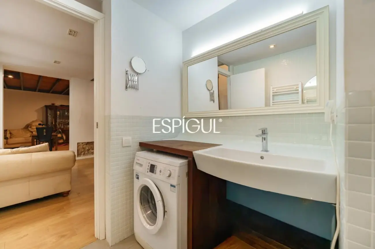 Spectaculaire loft rénové avec double hauteur et éléments d&rsquo;origine