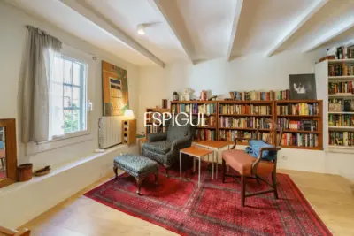Spectaculaire loft rénové avec double hauteur et éléments d&rsquo;origine