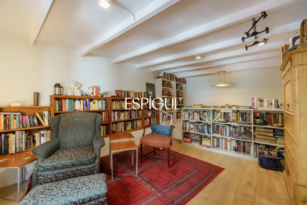 Spectaculaire loft rénové avec double hauteur et éléments d&rsquo;origine
