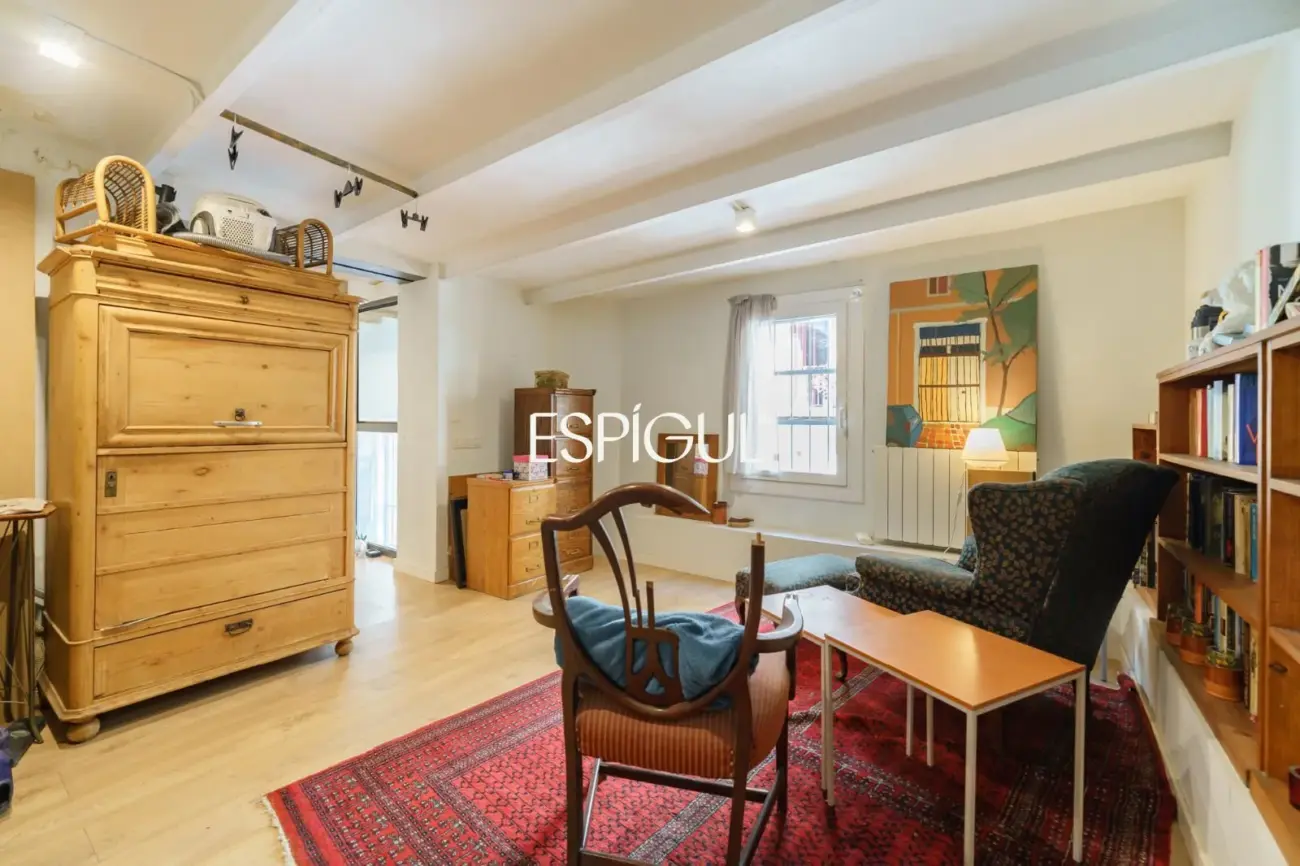 Spectaculaire loft rénové avec double hauteur et éléments d&rsquo;origine