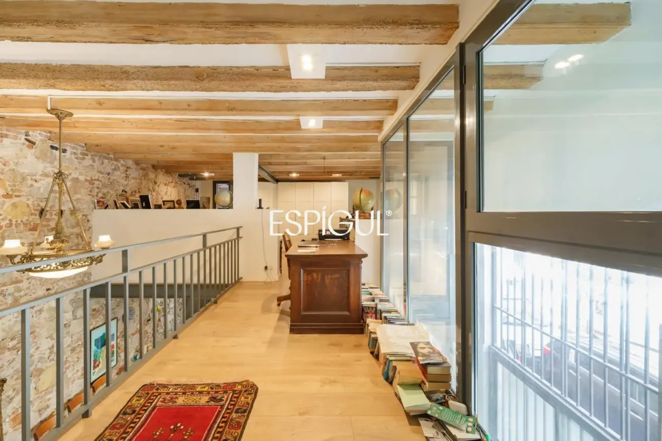 Spectaculaire loft rénové avec double hauteur et éléments d&rsquo;origine