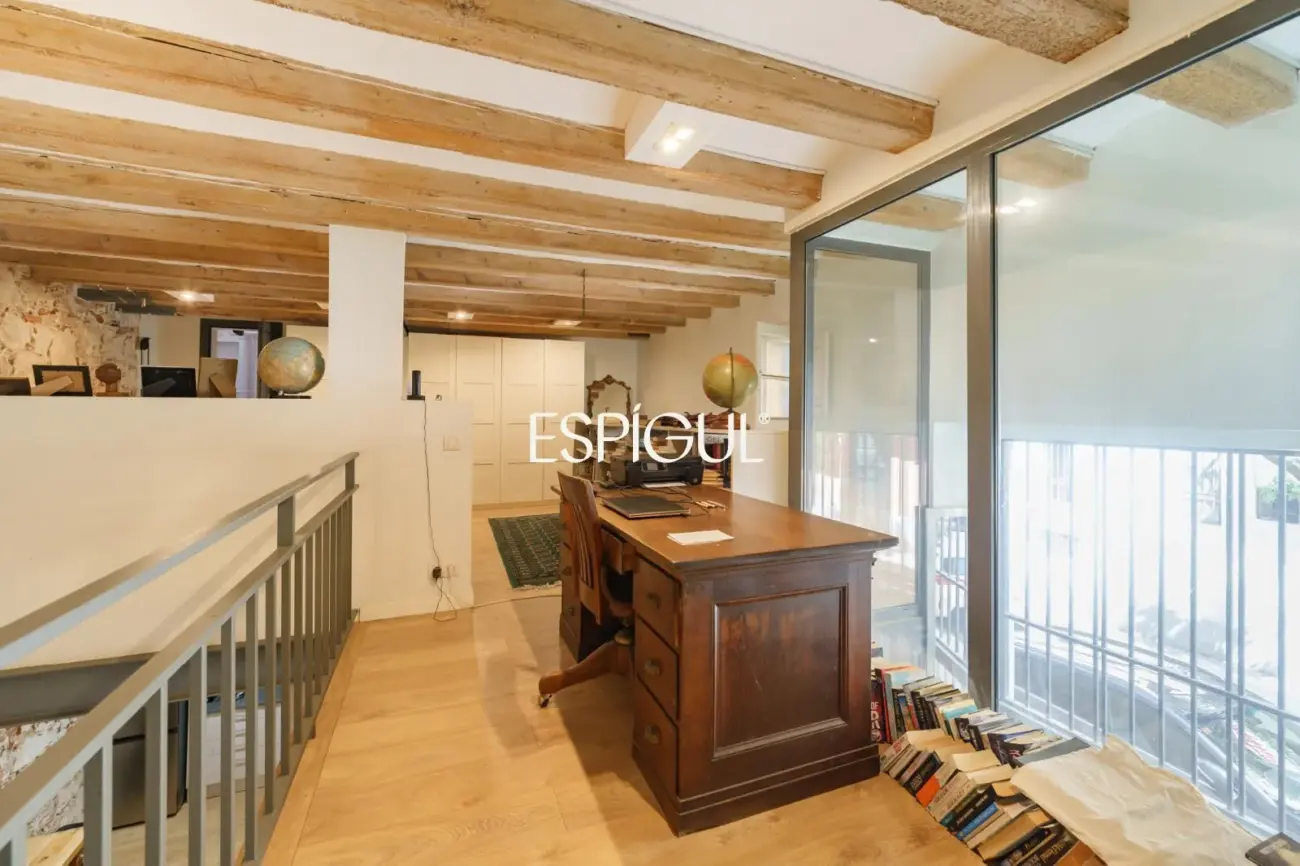 Spectaculaire loft rénové avec double hauteur et éléments d&rsquo;origine