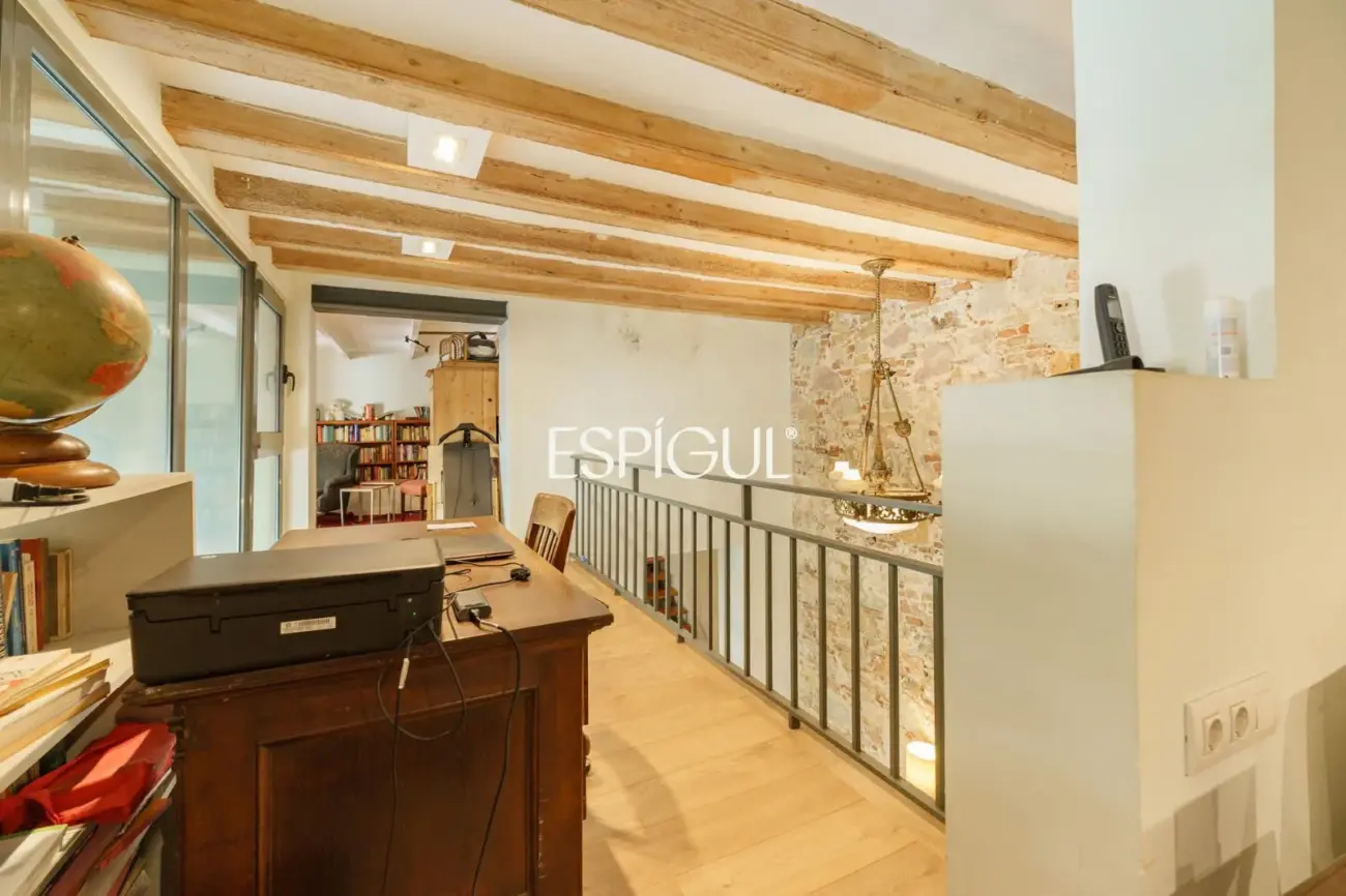 Spectaculaire loft rénové avec double hauteur et éléments d&rsquo;origine