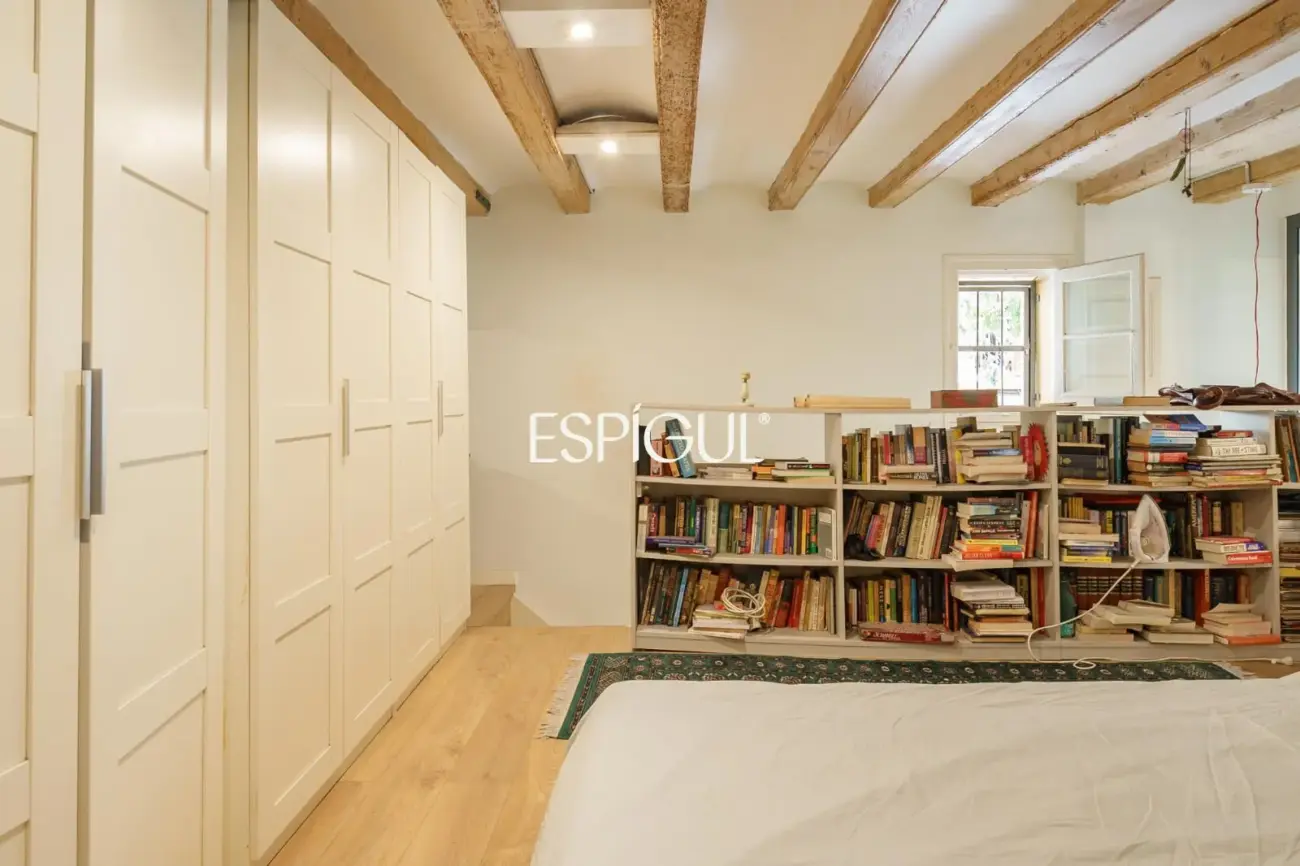 Spectaculaire loft rénové avec double hauteur et éléments d&rsquo;origine
