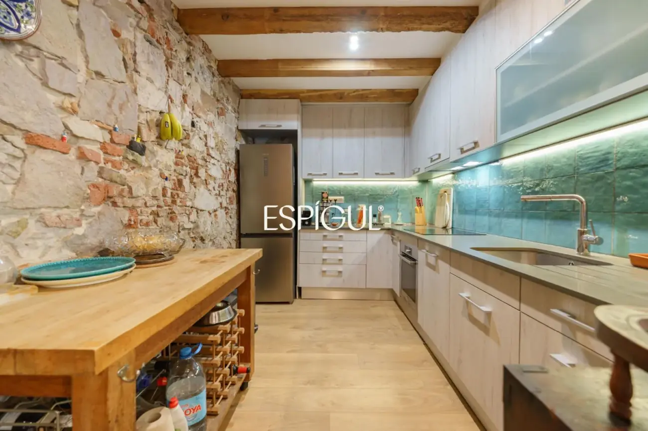 Spectaculaire loft rénové avec double hauteur et éléments d&rsquo;origine