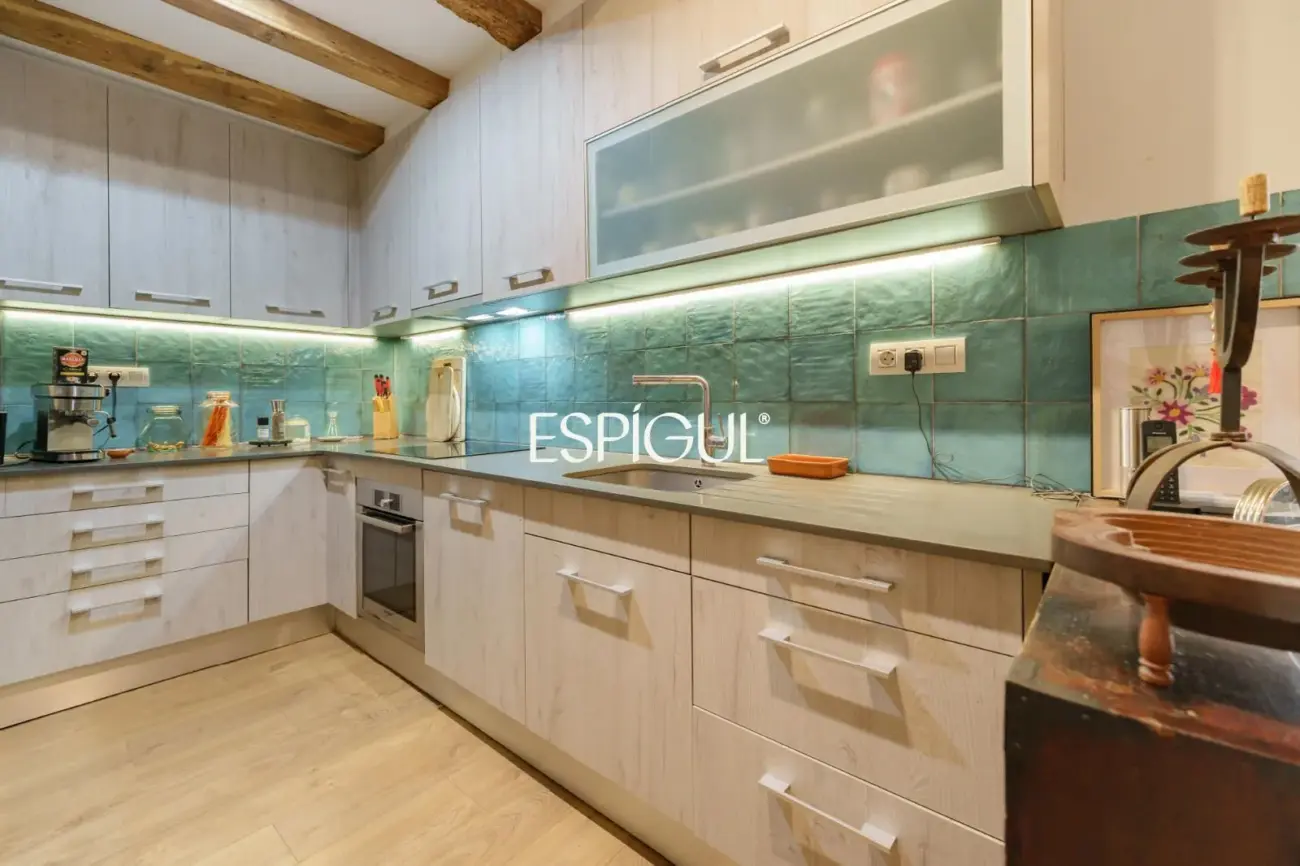 Spectaculaire loft rénové avec double hauteur et éléments d&rsquo;origine