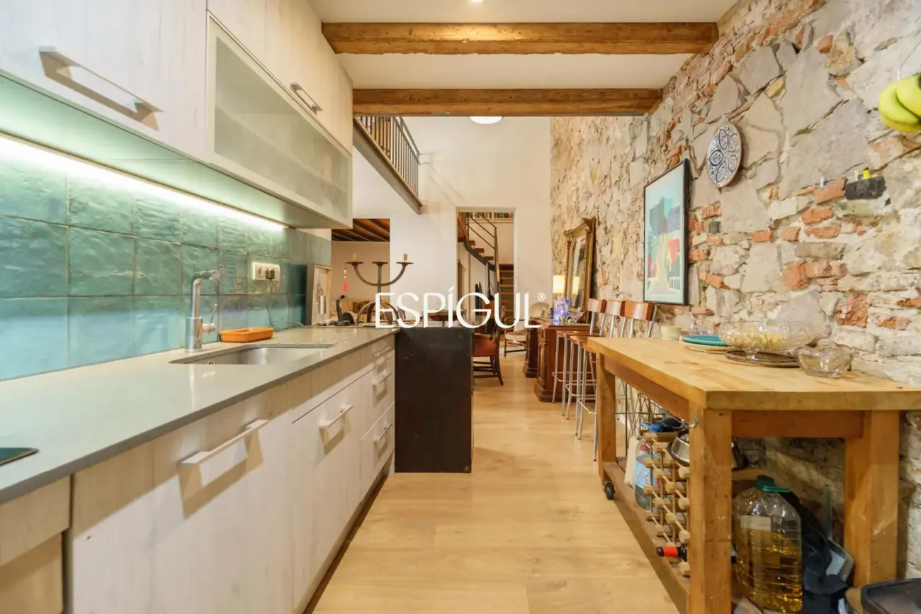 Spectaculaire loft rénové avec double hauteur et éléments d&rsquo;origine