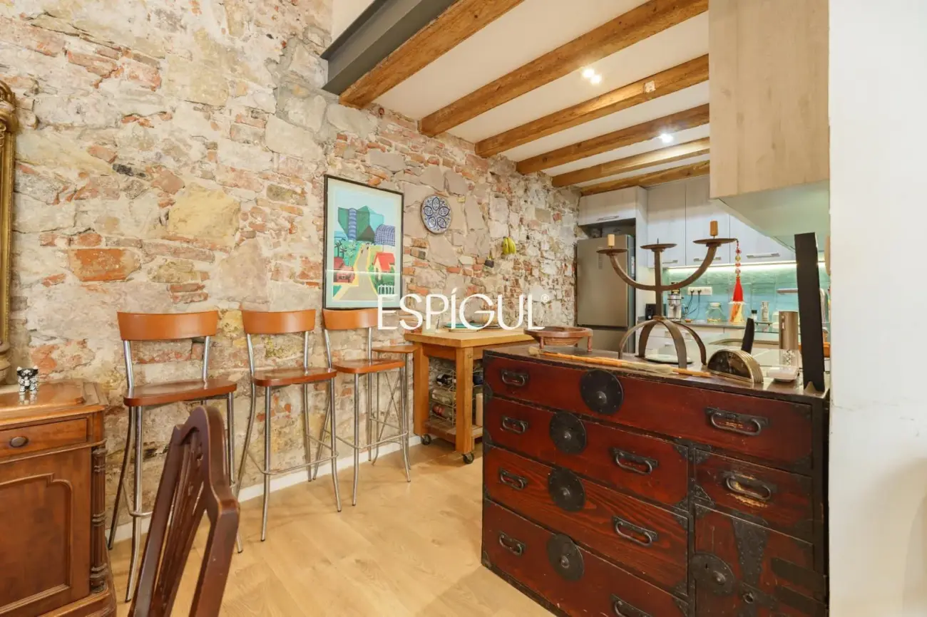 Spectaculaire loft rénové avec double hauteur et éléments d&rsquo;origine