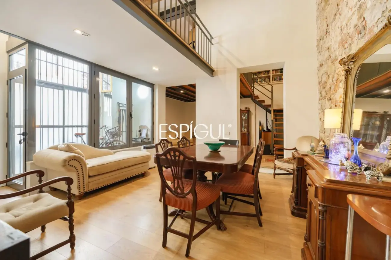 Spectaculaire loft rénové avec double hauteur et éléments d&rsquo;origine