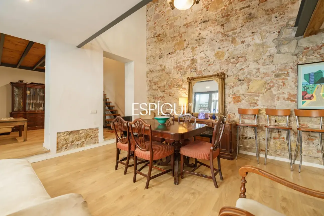 Spectaculaire loft rénové avec double hauteur et éléments d&rsquo;origine