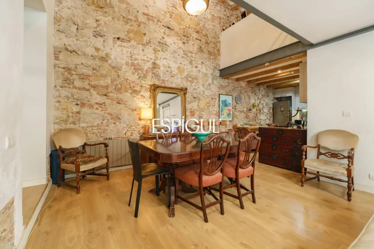 Spectaculaire loft rénové avec double hauteur et éléments d&rsquo;origine