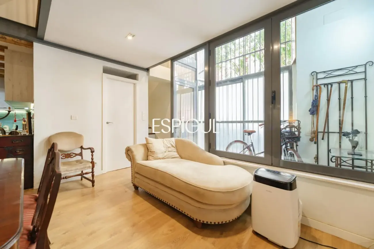 Spectaculaire loft rénové avec double hauteur et éléments d&rsquo;origine