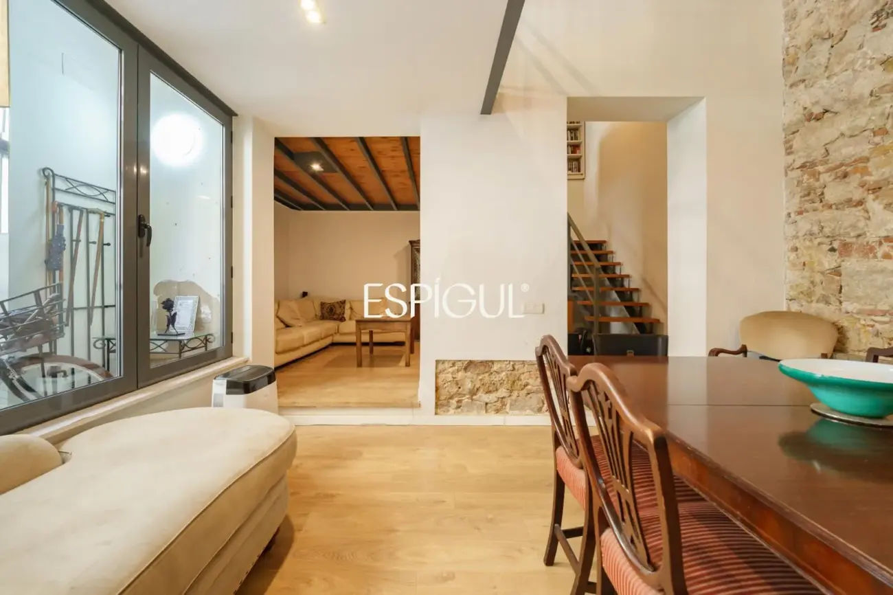 Spectaculaire loft rénové avec double hauteur et éléments d&rsquo;origine
