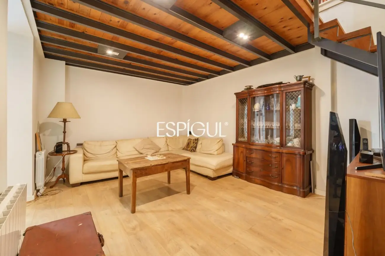 Spectaculaire loft rénové avec double hauteur et éléments d&rsquo;origine