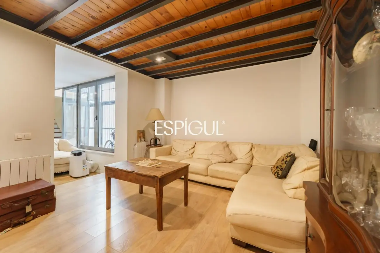 Spectaculaire loft rénové avec double hauteur et éléments d&rsquo;origine