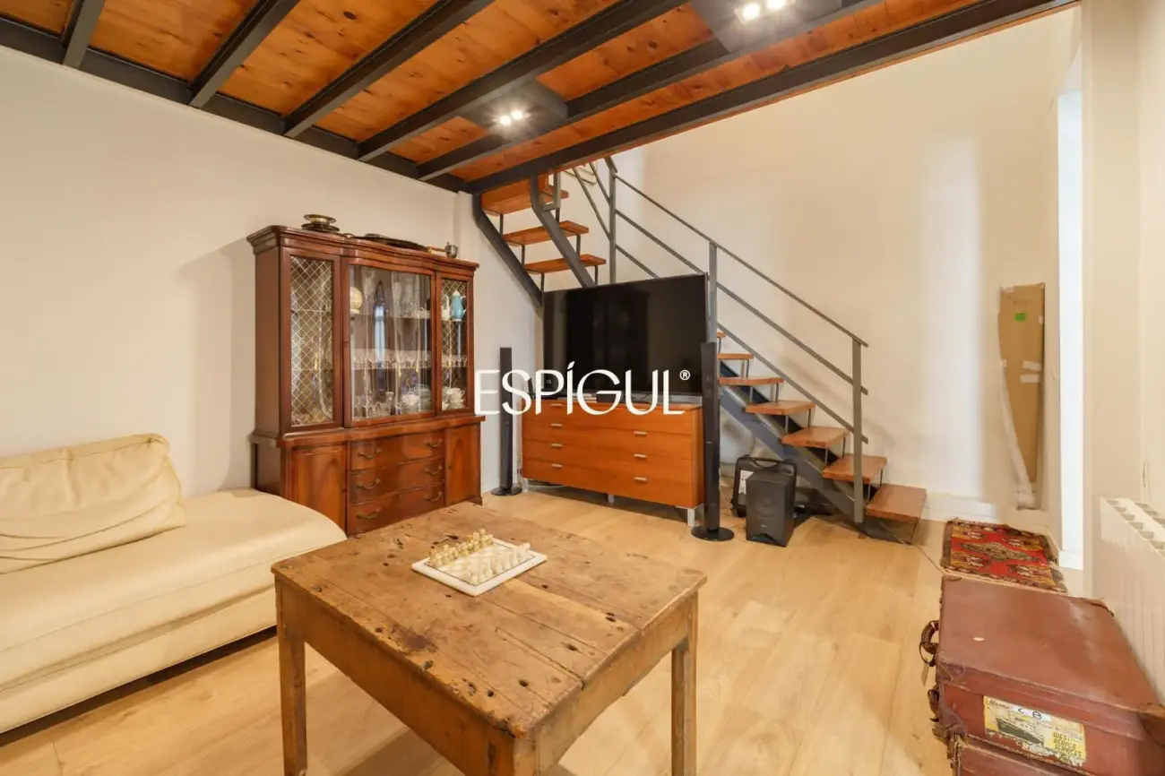 Spectaculaire loft rénové avec double hauteur et éléments d&rsquo;origine