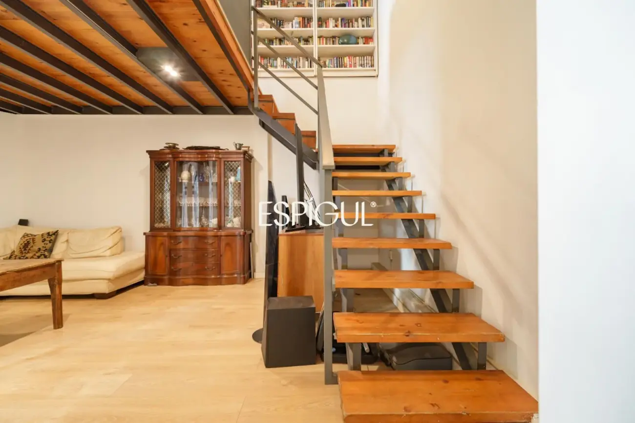Spectaculaire loft rénové avec double hauteur et éléments d&rsquo;origine