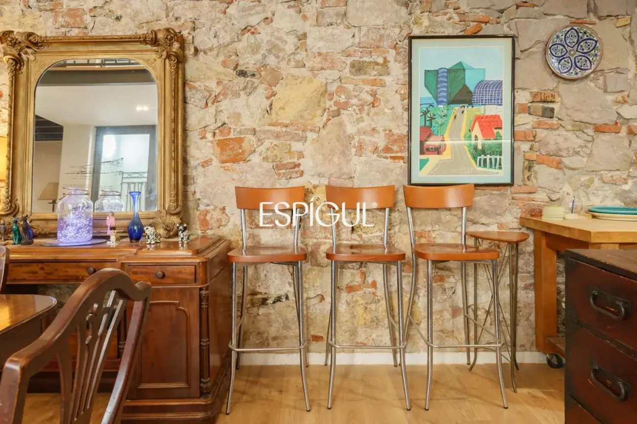 Spectaculaire loft rénové avec double hauteur et éléments d&rsquo;origine