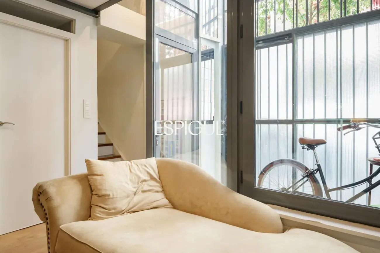 Spectaculaire loft rénové avec double hauteur et éléments d&rsquo;origine