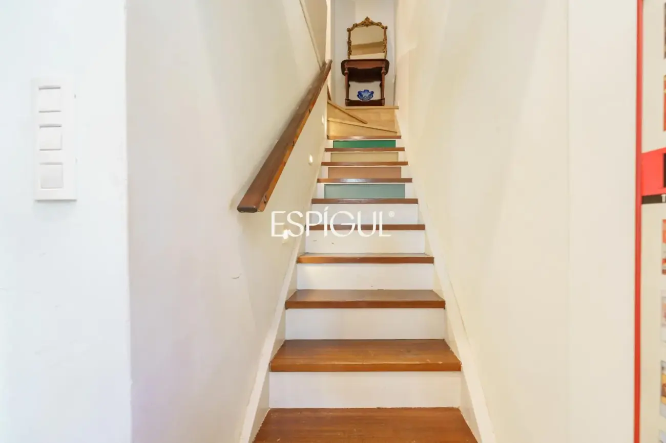 Spectaculaire loft rénové avec double hauteur et éléments d&rsquo;origine