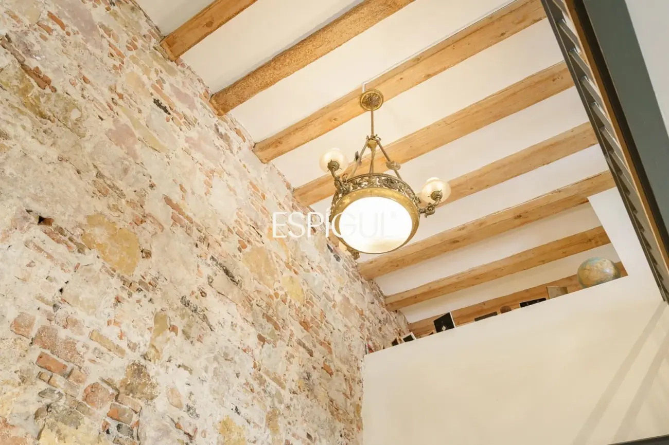 Spectaculaire loft rénové avec double hauteur et éléments d&rsquo;origine