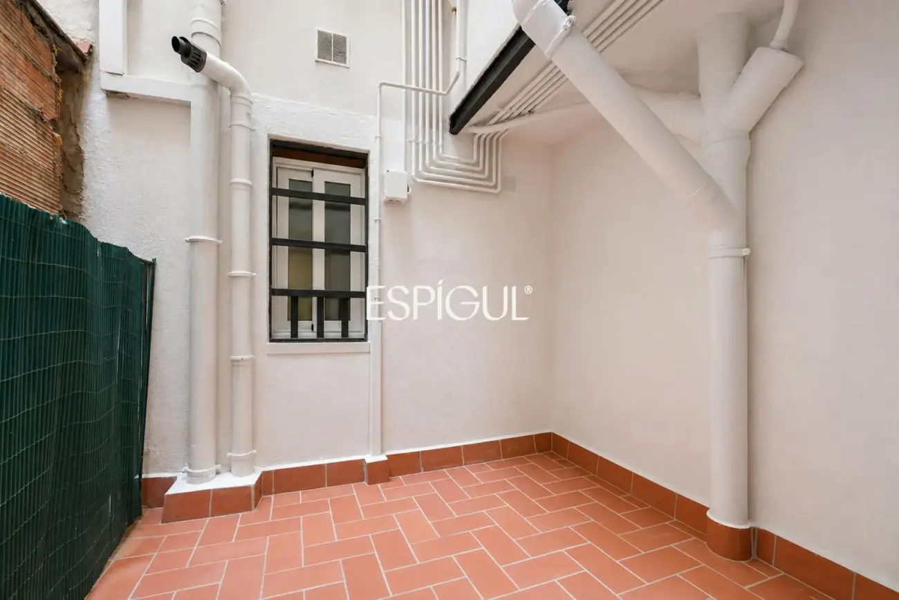 Spectaculaire loft rénové avec double hauteur et éléments d&rsquo;origine