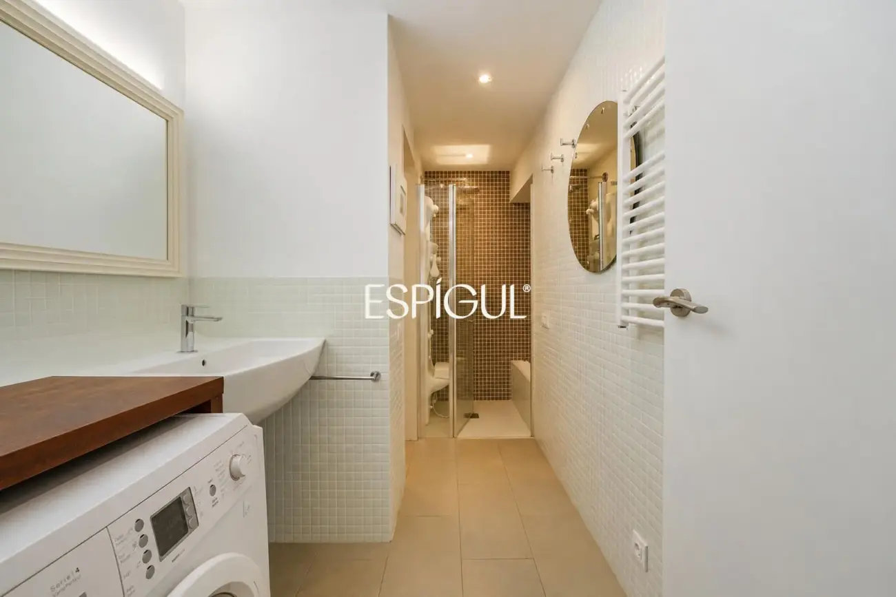 Spectaculaire loft rénové avec double hauteur et éléments d&rsquo;origine